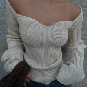 Ribbad topp - Säljer denna toppen från hm knappt använd i storlek M. Säljes för 100kr+frakt🦋🩵