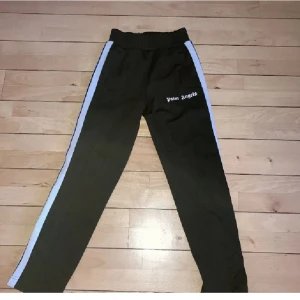 Palm angels byxor  - Säljer nu mina fina Palm angels byxor i fint skick, allt og finns som syns på bild två box, kvitto osv.Qr koden i byxorna funkar självklart också som syns på bild tre.Säljer dem åter igen pågrund av en osäriös köpare tidigare.Tveka inte på att höra av dig