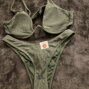 Glittrig bikini Bikbok - Jättefin bikini den bikbok. Liknar den på andra bilden förutom att överdelen ser lite annorlunda ut. Endast testad. Överdelen är i m  och underdelen i s men den är liten i storleken och passar mig som brukar ha s på överdel och Xs på underdel. 130 kr.💕