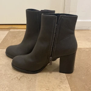 Klackskor  - Mörk bruna klackskor, köpt för flera årsen men aldrig använt 