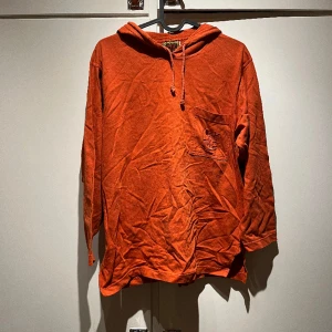 Huvtröja i roströd färg strl S - Tunnare huvtröja i roströd färg med bröstficka! Vintage. Strl S. Passar nog även en M.