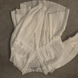 Nakd blus - Säljer dessa två volang blusar från NA-KD, den vita är i stl 38 och den svarta i 36!