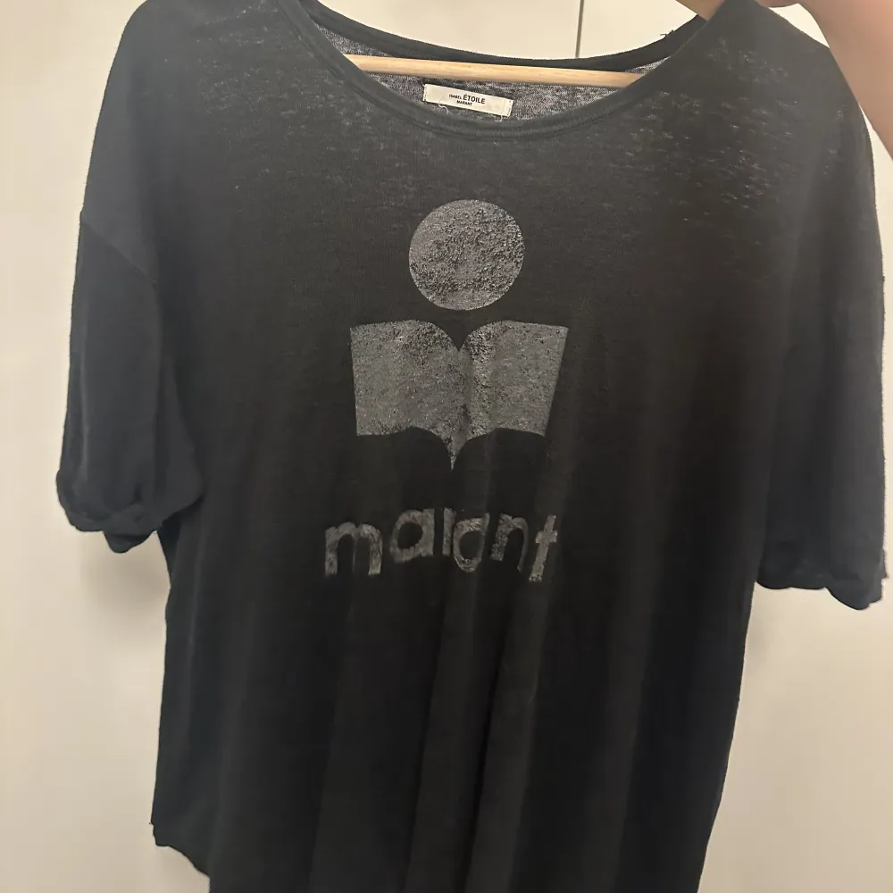 Säljer denna super snygga t-shirten ifrån Isabel Marant. Köpt på Arkivet secondhand för ungefär 1000kr. Står ingen storlek med skulle chansa på en M/40. Toppar.