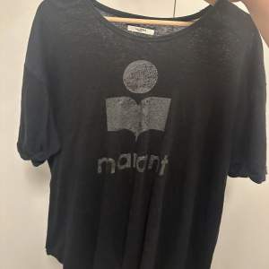 Säljer denna super snygga t-shirten ifrån Isabel Marant. Köpt på Arkivet secondhand för ungefär 1000kr. Står ingen storlek med skulle chansa på en M/40
