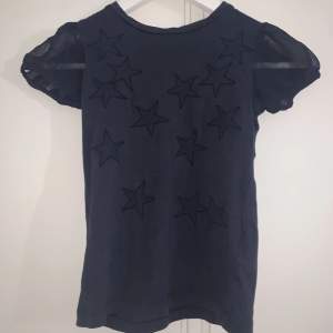 Stella mccartney t-shirt i kids storlek, inga defekter. ❤️finns inte kvar att köpa i butik eller på hemsidan.  