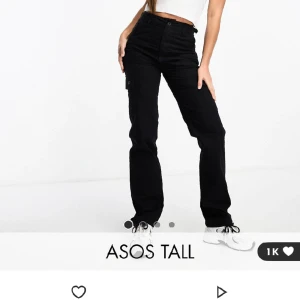 Nya cargobyxor  - Helt nya svarta cargobyxor från Asos. Justerbar midja och coola fickor. Endast testade. Påsen som de kom i finns kvar. Storlek: 38. Inköpspris: 459 kr. 