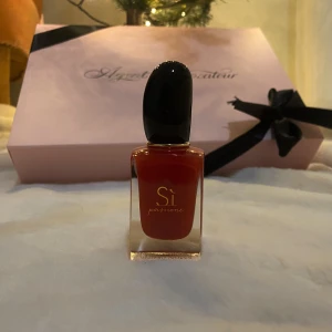 Giorgio Armani Sí Passione parfym - Underbar populär parfym som jag endast använt några få gånger så finns myclet kvar 🤩  Köpt på Åhlens för 900kr men säljer för 450kr 🥰