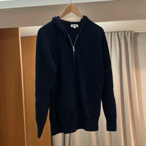 Soft goat zip hoodie - Säljer en mörk blå soft goat zip hoodie i storlek large. Va lite stor för mig så säljer den. Är extremt bra kvalite eftersom jag knappt haft på mig den. Nytt pris ligger på 2700