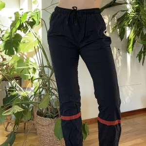Träningsbyxor - Tränings byxor från WeekDay, super snygga! Aldrig använt för att träna i och dem är i jätte bra skick! Kolla gärna resten av kläderna jag säljer om ni vill köpa något mer samtidigt och spara på frakt!