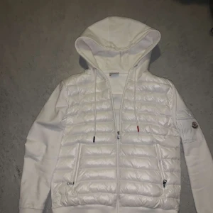 Moncler cardigan  - Nu säljer jag min rätt så nya moncler cardigan då jag knapp använder den, jag har haft den i drygt 3 månader o använt den typ 3 gånger. Den är i väldigt bra skick, och kvitto finns.(pris kan diskuteras)