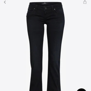 Ltb jeans - Helt nya jeans feån ltb, prislapp och allt är kvar. Säljer pga vill ha en mindre storlek!! Så snygga, mörkmörk blå men ser svarta ut. Färgen camenta wash!