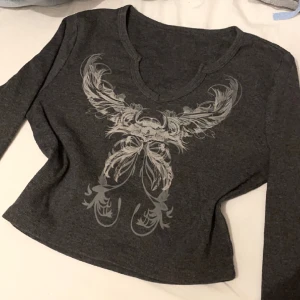 Y2k långärmad tröja <3 - Y2k stil tröja som jag köpte för ett tag sen men inte använt så mycket. Storlek S<3