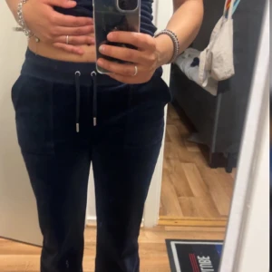 Marinblå juicy  - Säljer dessa eftersom dom inte kommer till användning mer har även svarta dom är Köpta från kids brand store 