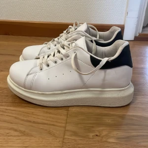 Vita sneakers  - Ett par vita sneakers i storlek 38. Ok skick.   Tänk på att betalning sker INNAN paketet är postat. När betalningen är genomförd skickas en bild på Spårningsnummer och postbevis och du kan följa din leverans. 