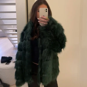 Pälsjacka  - Säljer nu min skit snygga pälsjacka från Nelly som aldrig är använd eftersom att den är lite för lång på mig som är 159❤️ pris kan diskuteras❤️