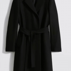 Filippa k klassisk kappa  -  Skräddarsydd omlottkappa med klassisk passform, tillverkad av italienskt kostymtyg av ull som blandar upcycled ullfiber med kashmir. Kappan har en täckt knappslå och ett avtagbart bälte.   Vad gäller storleken skulle jag säga att den passar både XS och S