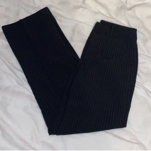 Kostymbyxor från madlady - Randiga kostymbyxor från madlady i fint skick