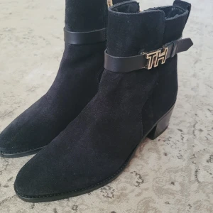 Skor tommy hilfiger  - Använd bara en gång. Bra skick.  Finns kartong, storlek 38