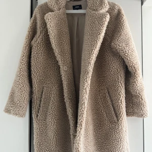 Teddy jacka - En skön kappa i Teddy material. Från märket only i storlek xs, knappt använd.