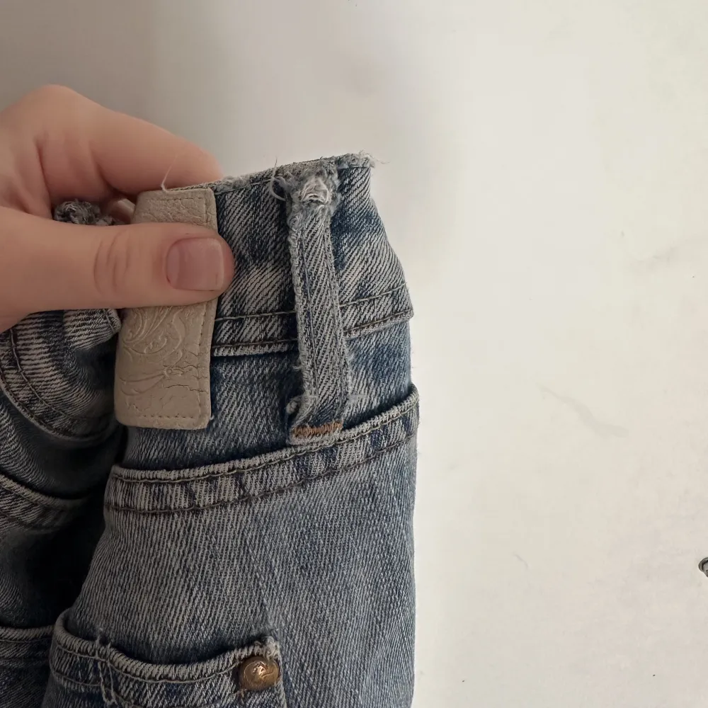 Säljer dom finaste vintagejeansen från crocker🤍lite slitage (som man kan se på 3:e bilden, defekterna är likadana på båda sidorna)💕 strl: 29 l: 32🩷. Jeans & Byxor.