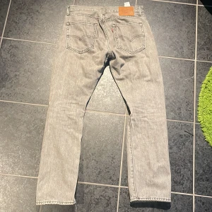Levis jeans  - Tja säljer ett par Levis byxor som jag inte använder. Inga defekter.