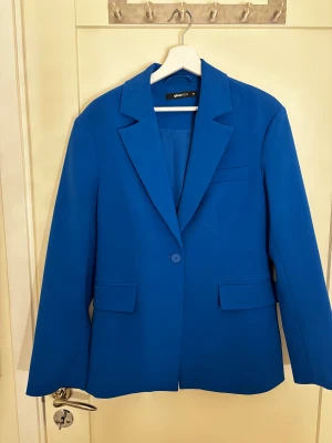 Blå blazer - Blå blazer i nyskick från Ginatricot, storlek:38! Nypris: 799