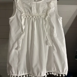 Vit blus - Jätte söt vit blus, tyvärr en liten fläck på axeln (se bild 2) 