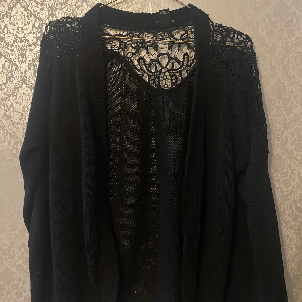 Knit cardigan with lace in back from forever 21, in size S. It’s thrifted and has been used a few times but still dose look really good!   Measurements taken laying flat:  Arm: 15cm  Length: 62cm . Tröjor & Koftor.