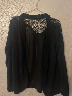 Knit cardigan with lace in back from forever 21, in size S. It’s thrifted and has been used a few times but still dose look really good!   Measurements taken laying flat:  Arm: 15cm  Length: 62cm 