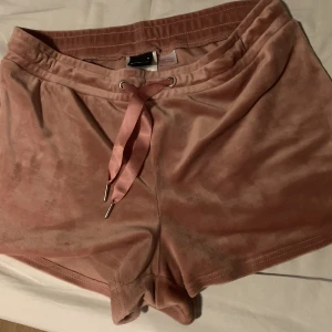 Plyschshorts - Supersköna korta rosa shorts i plysch från Lindex. Passar att sova eller softa i. Storlek 38/40