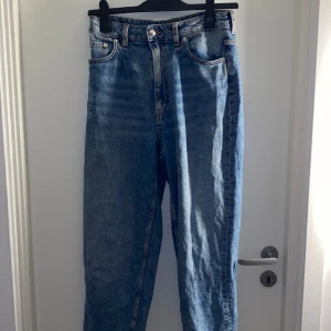 Jeans - Jeans från H&m, bra skick. Tror modellen är mom jeans. Högmidja, lite lösare runt låren och lite smalare vid fötterna.