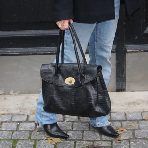 Crocodile office bag - Beställningar görs via vår hemsida: thrifteddesign.one.     En svart krokodil mönstrad väska som passar perfekt både till jobbet och skolan. 