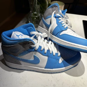 Nike Jordan 1 air mid  - Säljer dessa HELT OANVÄNDA Nike Jordan air 1 Mid University blue grey!   Nypris 3000 kr