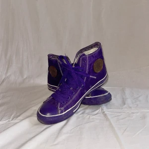 Purple Converse -Size 42/43 - Purple converse in size 42/43, they’re in USED condition but still got their shine👾  Meetup in Stockholm/Shipping at cuatomers expense<3