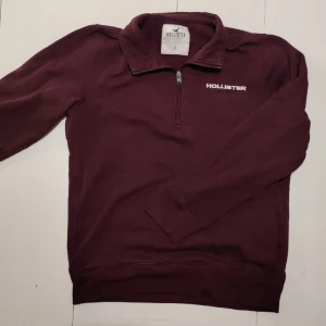 Hollister quarter zip  - Säljer då jag vuxit ur den. Quarterzip med dolda sidofickor, bra kvalitet men tyget har blivit lite nopprigt.   Priset kan diskuteras