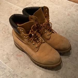 Timberland  - Timberland i fint skick. Storlek 8.5 W (Storlek 42 / 26,5 cm)   Yttersula: Gummi Insida: Textil, Läder Material: Läder