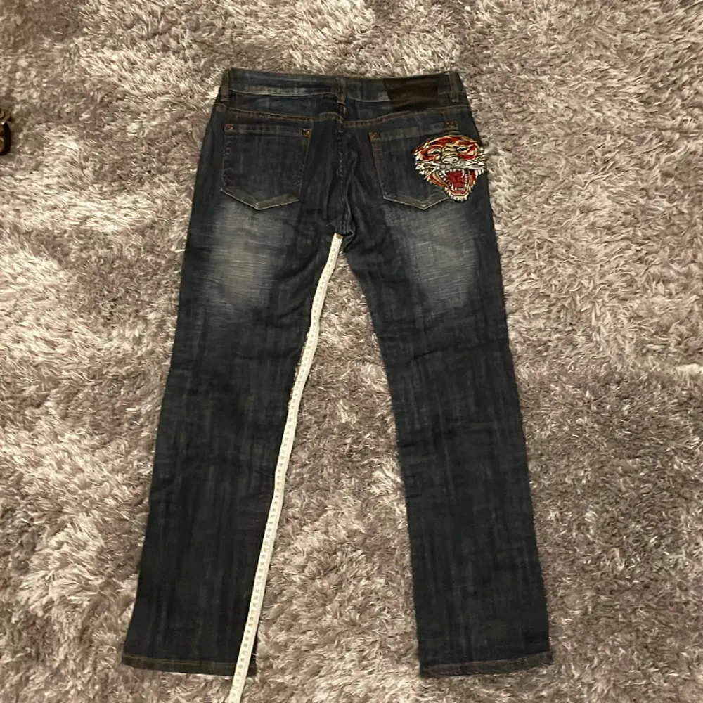 Passar tjejer och grabbar  Feta edhardy jeans Kvalité 9/10 (de fattas bara några enstaka paljetter på baksidan)  71 cm innerbenslängd . Jeans & Byxor.