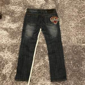 Passar tjejer och grabbar  Feta edhardy jeans Kvalité 9/10 (de fattas bara några enstaka paljetter på baksidan)  71 cm innerbenslängd 