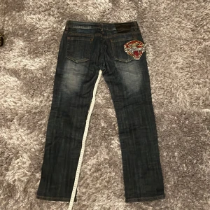 Ed Hardy jeans  - Passar tjejer och grabbar  Feta edhardy jeans Kvalité 9/10 (de fattas bara några enstaka paljetter på baksidan)  71 cm innerbenslängd 