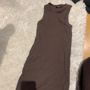 Klänning - Brun klänning från bikbok! Aldrig använd!