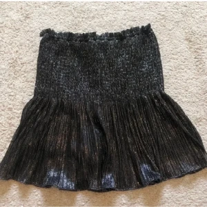 GLITTRIG KJOL - Så fin🤍 Storlek M men passar även S, säljer även en i L och en till i M🤍