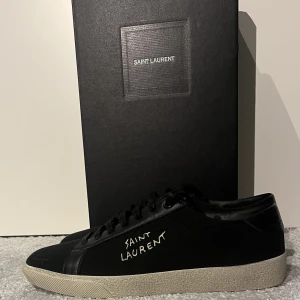 Saint Laurent skor  - Säljer ett par saint Laurent skor i 10/10 skick aldrig andvända. Allt OG följer med. Vid någon fundering är det bara att skriva, priset kan diskuteras! Mvh Fabbe  