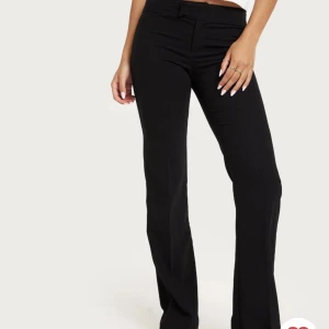 Lågmidjade kostym byxor från Nelly  - Lågmidjade kostymbyxor från Nelly, aldrig använda ❤️nypris 400❤️