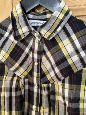 Fin Blus/skjorta - Kortärmad fin rutig blus. Tryckknappar fram oc på ärmarna