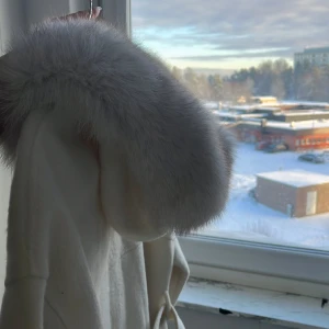 Kappa med päls - Kappa i kashmir med äkta päls. Jättefin till vintern/våren. Den är storlek XS/S men väldigt oversized. Säljer då jag råkade köpa den i fel färg! Kan gå ner i pris vid snabb affär