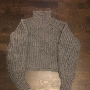 Croppad stickad tröja - En mysig croppad stickad tröja