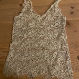 Spets topp - Säljer denna fina spets topp som man kan ha under en t-shirt t.ex. Den passar xs/s💗