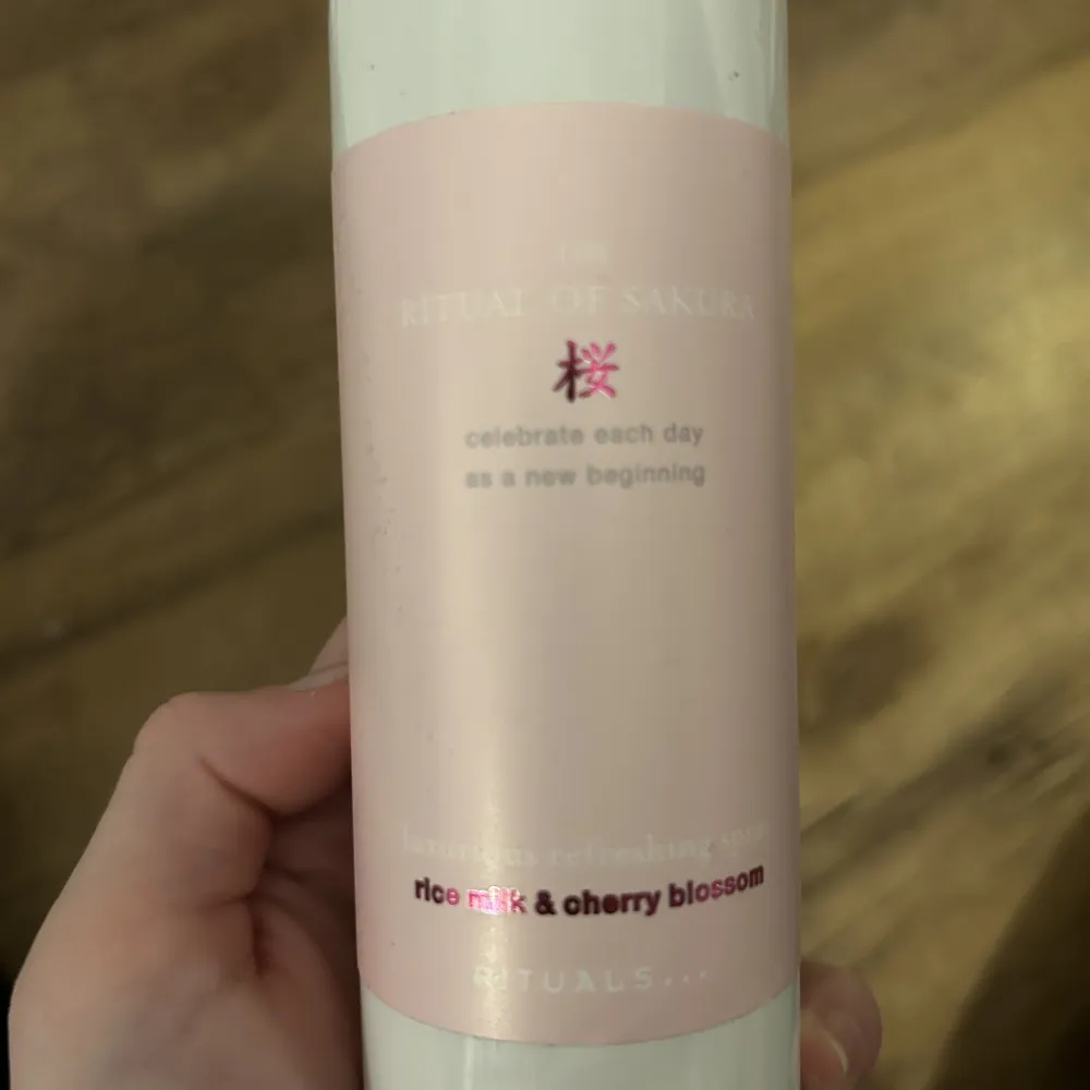 Ritals bodymist inprincip aldirg använd men luktar väldigt gott och fräsct. (Att spreja på sångkläder är den fantastiska för) doften 🙂rice milk & cherry blossom🙂. Övrigt.