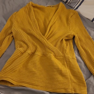 En oanvänd gul urringad tröja - En oanvänd gul urringad tröja, är L men passar XS om man är lång och har stora bröst