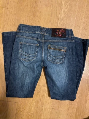 Jeans - Jeans köpta i somras på en loppis för ca 500kr. Dom är raka i benen💕🤩